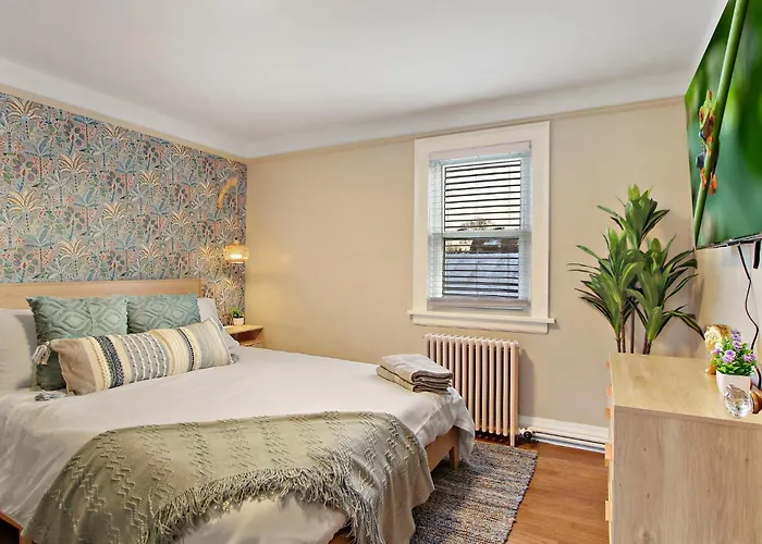 Elmwood Park Jungle Oasis With 2 Car Garage Near Downtown * River Grove