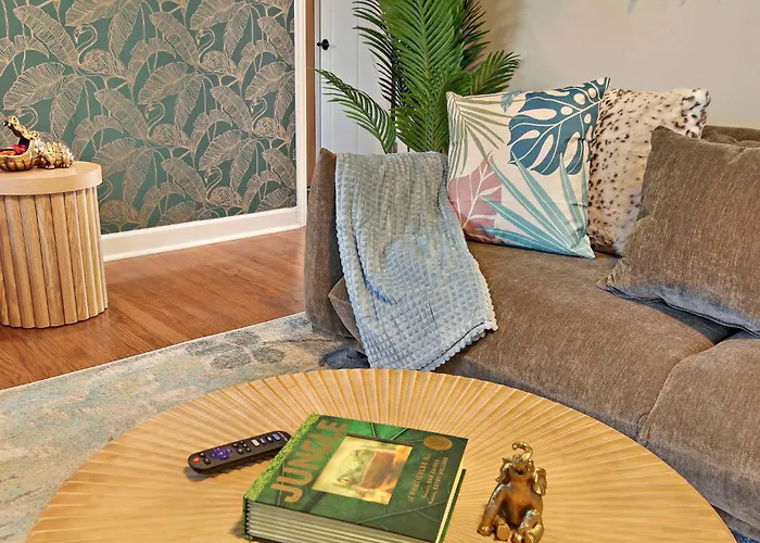 Elmwood Park Jungle Oasis With 2 Car Garage Near Downtown * River Grove
