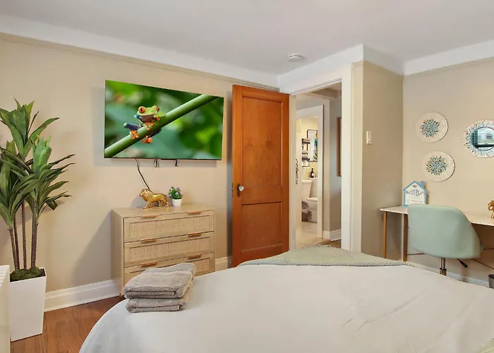 Elmwood Park Jungle Oasis With 2 Car Garage Near Downtown *
