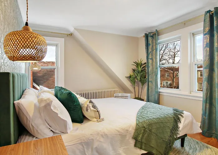 Elmwood Park Jungle Oasis With 2 Car Garage Near Downtown *