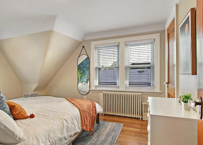 Elmwood Park Jungle Oasis With 2 Car Garage Near Downtown * River Grove