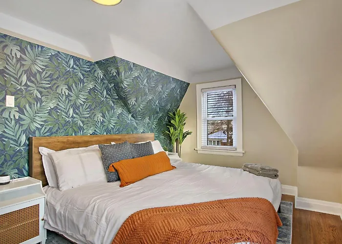 Elmwood Park Jungle Oasis With 2 Car Garage Near Downtown